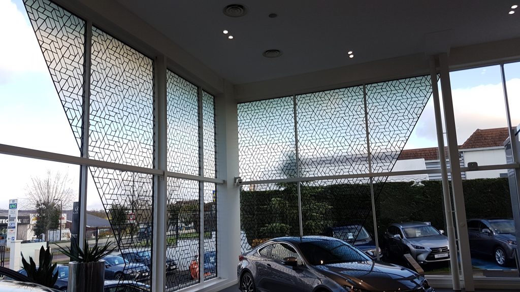 Espace vitré forme géométrique Lexus